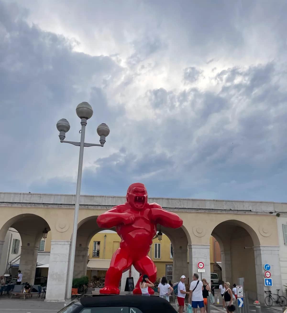 Richard Orlinski's faceted red gorilla roaring in front of the arcades, Nice 2023